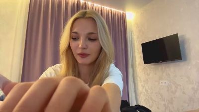 EmmaFousek Live Image