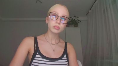 AnyaPeach live from Germany