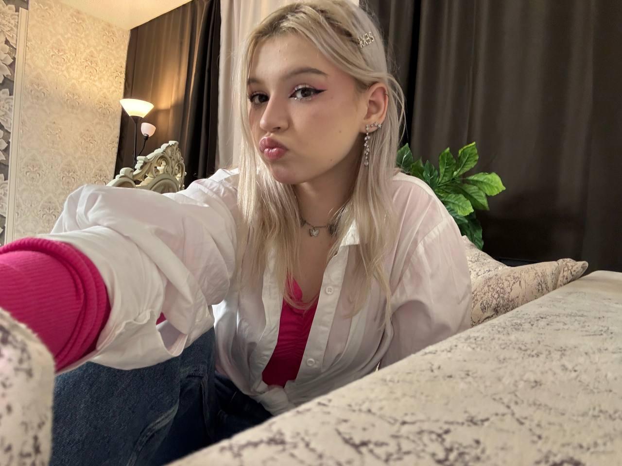 JulianaArras live from United Kingdom