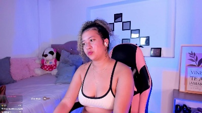 KeniaThompson01 live from Colombia