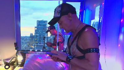 Mikyfoxx live from Canada