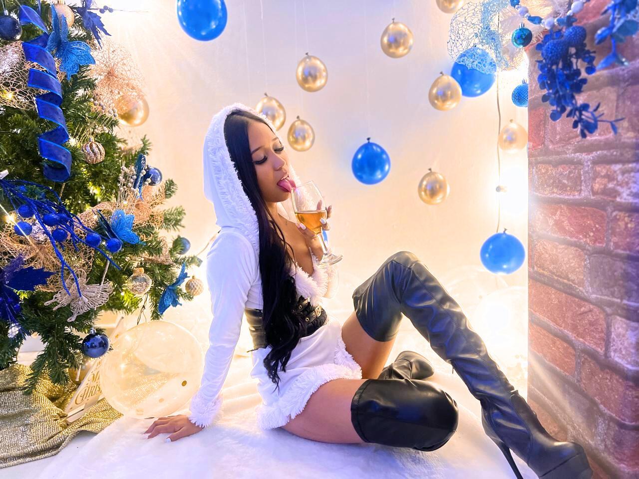 Naomi_93 live from United States