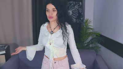 NikoleOlverson live from United States