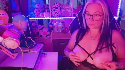 NippleTickl3 live from United Kingdom