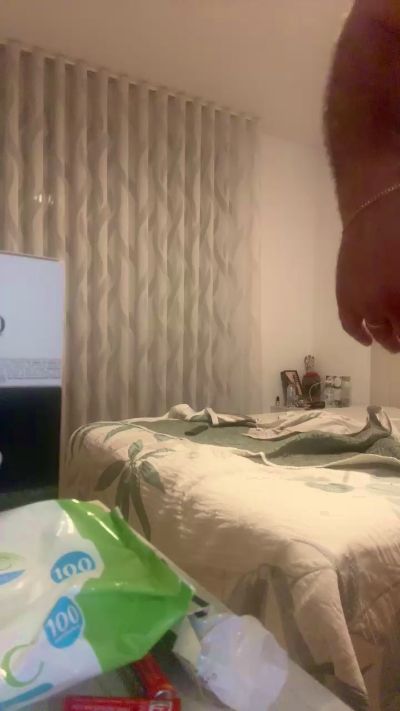 Peludeteee live from Spain