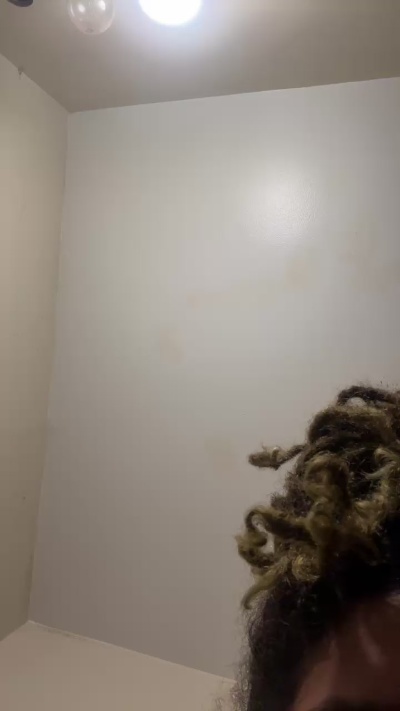 Prettypetite7 live from United States