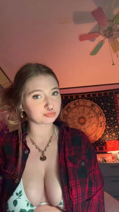 Rosaleejaden live from United States