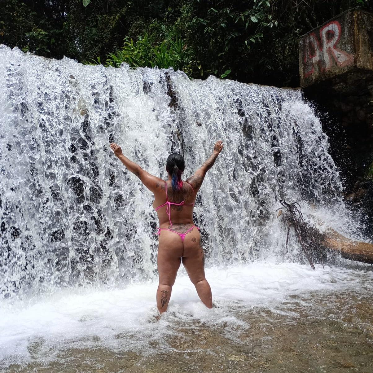 pamelaruiizz_ live from Colombia