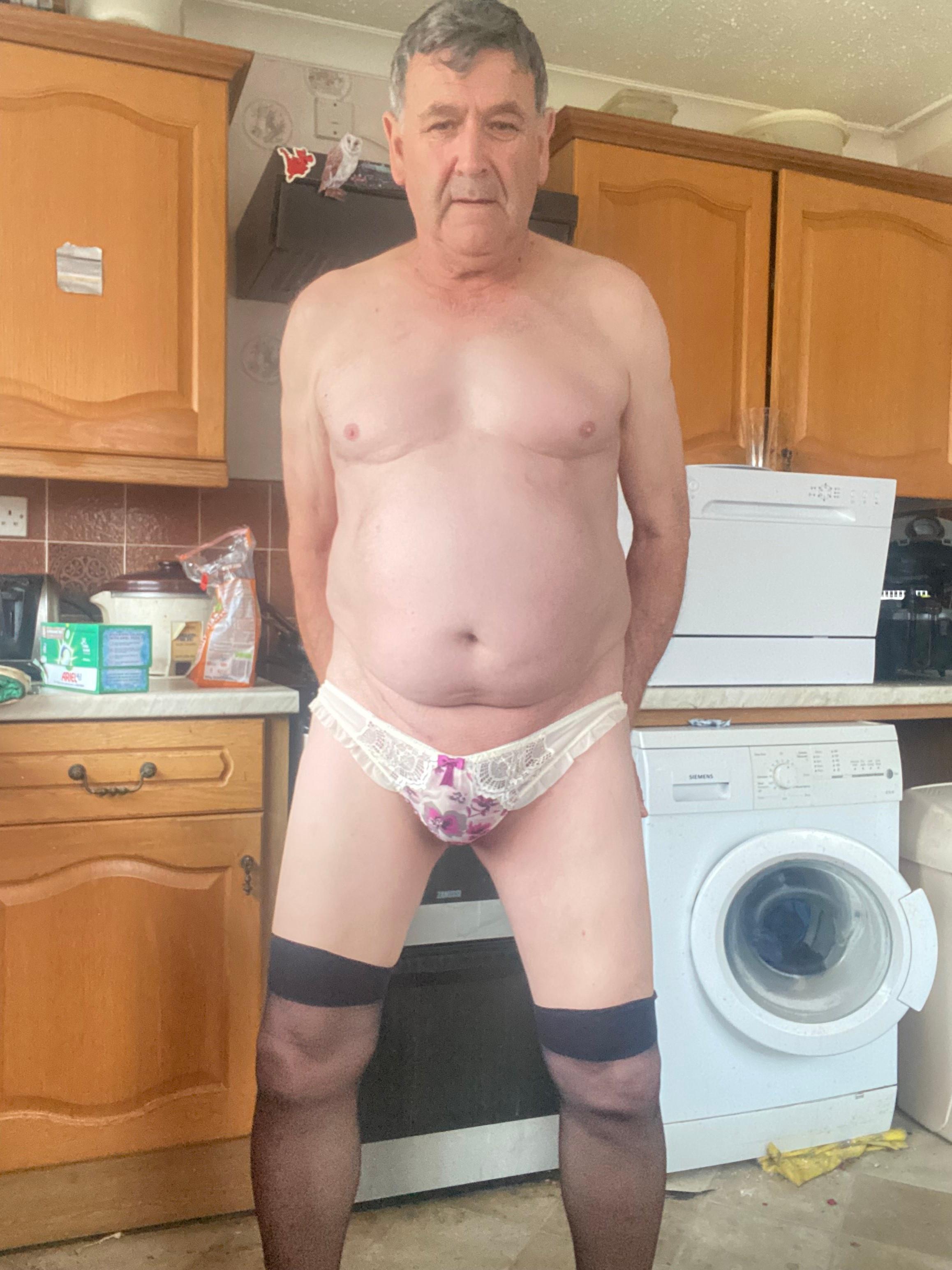 slavetoexpose live from United Kingdom
